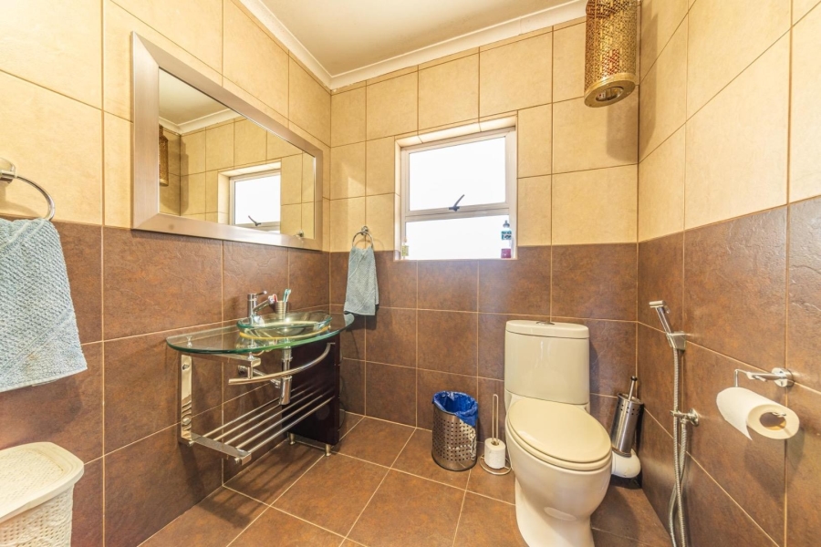 To Let 5 Bedroom Property for Rent in Loevenstein Western Cape